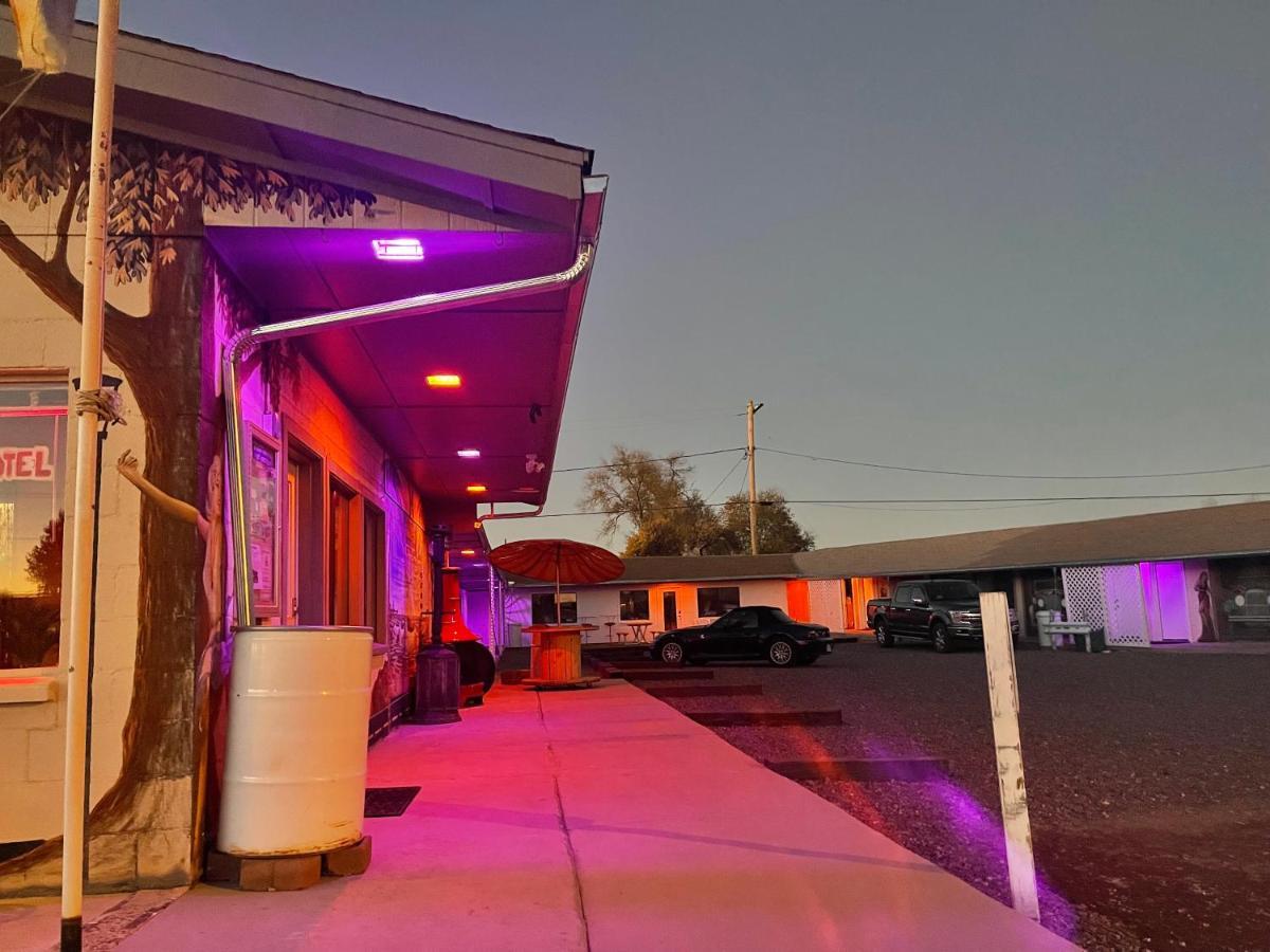 The Aztec Motel & Creative Space Seligman Exterior photo