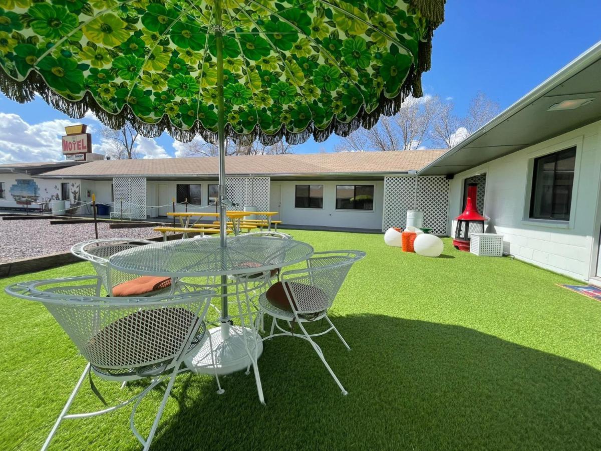 The Aztec Motel & Creative Space Seligman Exterior photo